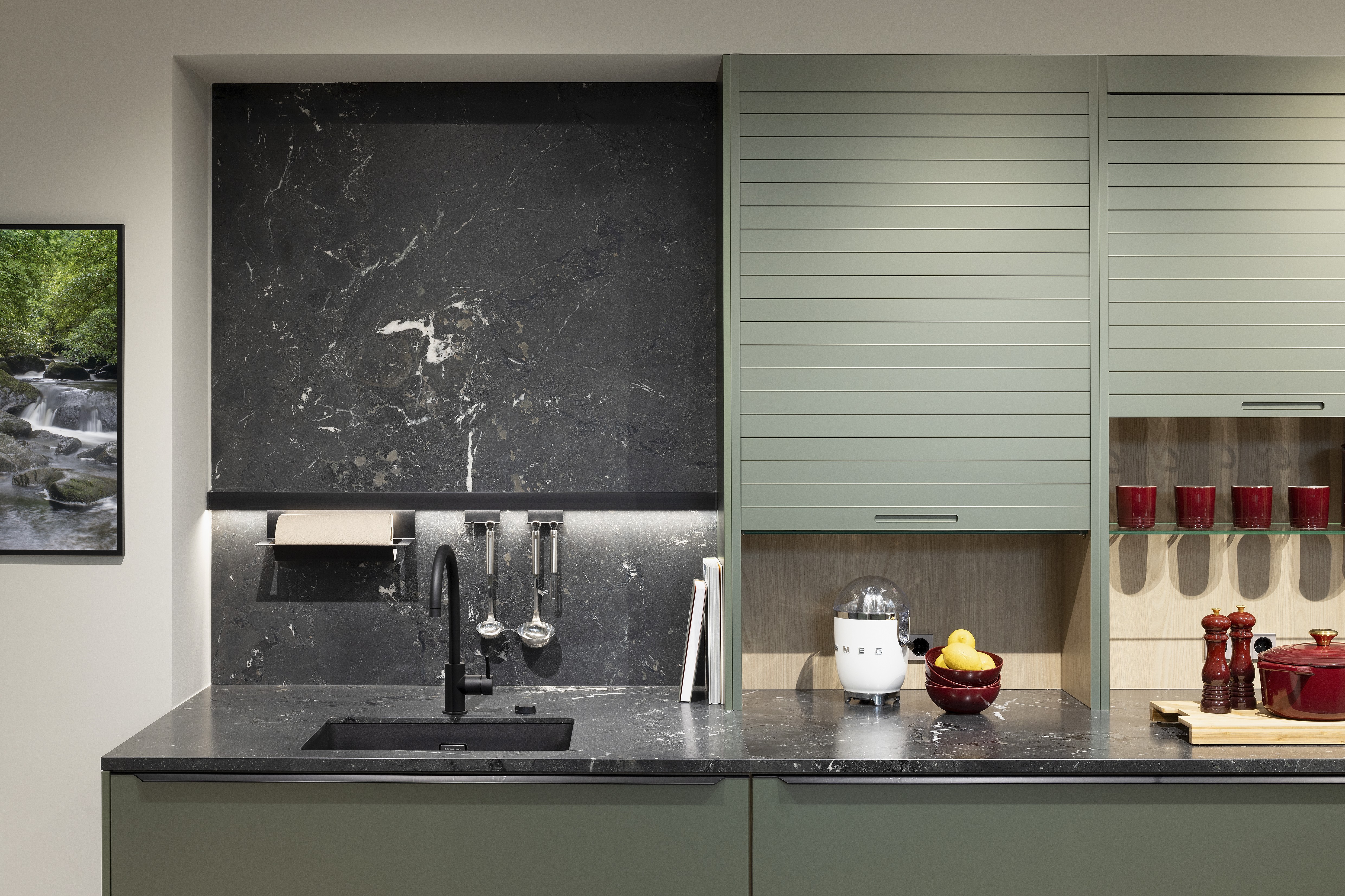 APL: Negresco satiniert (Granit) 25 mm + 50 mm Front: AV 5015 Olivgrün metallic Polymerglas ((PUResist, PURemission) Korpus: 2085 Designkorpus Feineiche-natur Griff: M755 Schwarz Geräte: Bosch Armatur: Blaupunkt Spüle: Blaupunkt  Features: Rolloschrank, Polymerglasoberfläche, APL verschiebbar über Kochfeld, 120 cm Planung, wandhängend (schwebend)