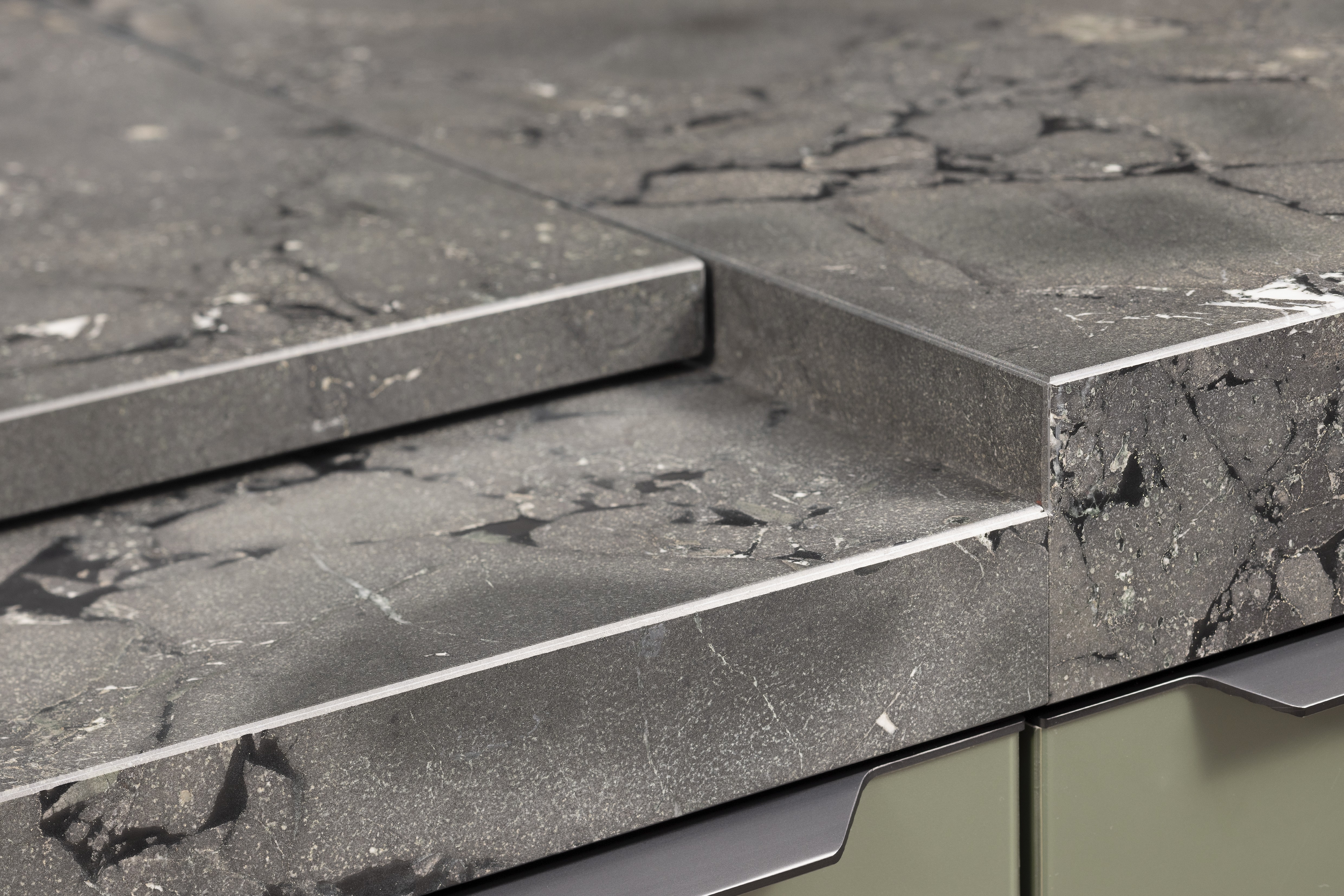 APL: Negresco satiniert (Granit) 25 mm + 50 mm Front: AV 5015 Olivgrün metallic Polymerglas ((PUResist, PURemission) Korpus: 2085 Designkorpus Feineiche-natur Griff: M755 Schwarz Geräte: Bosch Armatur: Blaupunkt Spüle: Blaupunkt  Features: Rolloschrank, Polymerglasoberfläche, APL verschiebbar über Kochfeld, 120 cm Planung, wandhängend (schwebend)