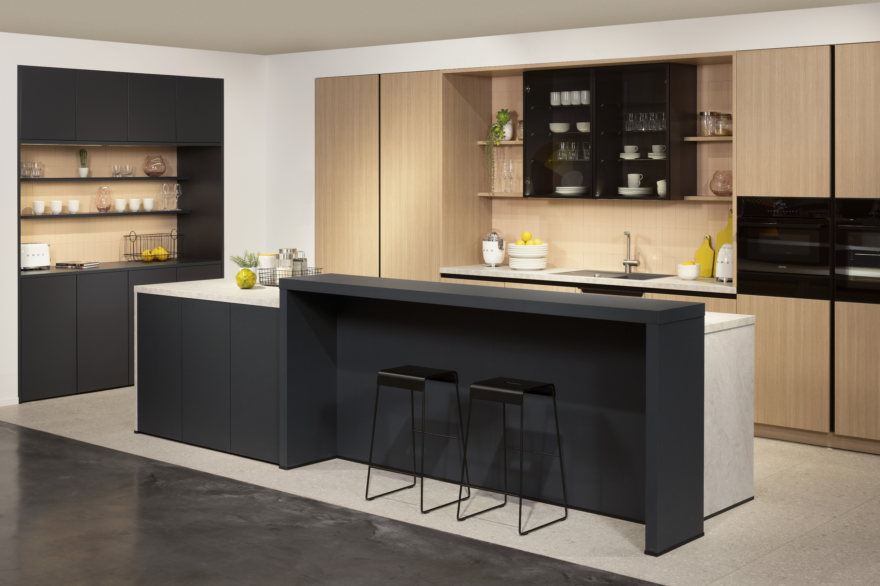 Moderne Küche mit schwarzer Kochinsel, Holzschränken und zwei Barhockern.