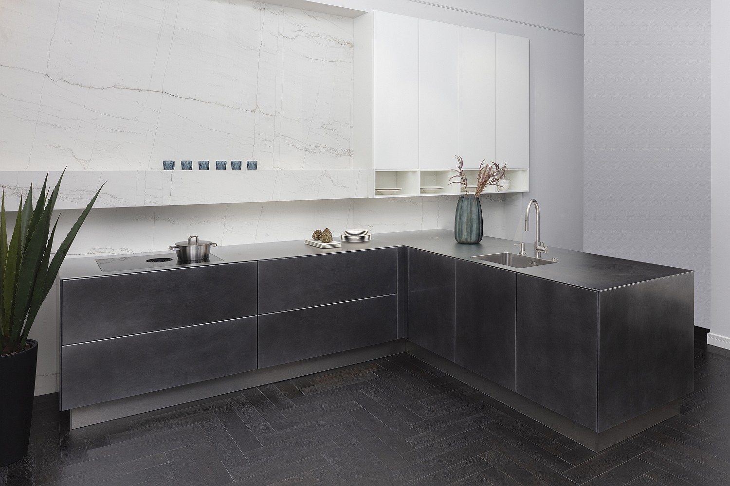 Häcker Küche mit metallisch lackierten Fronten