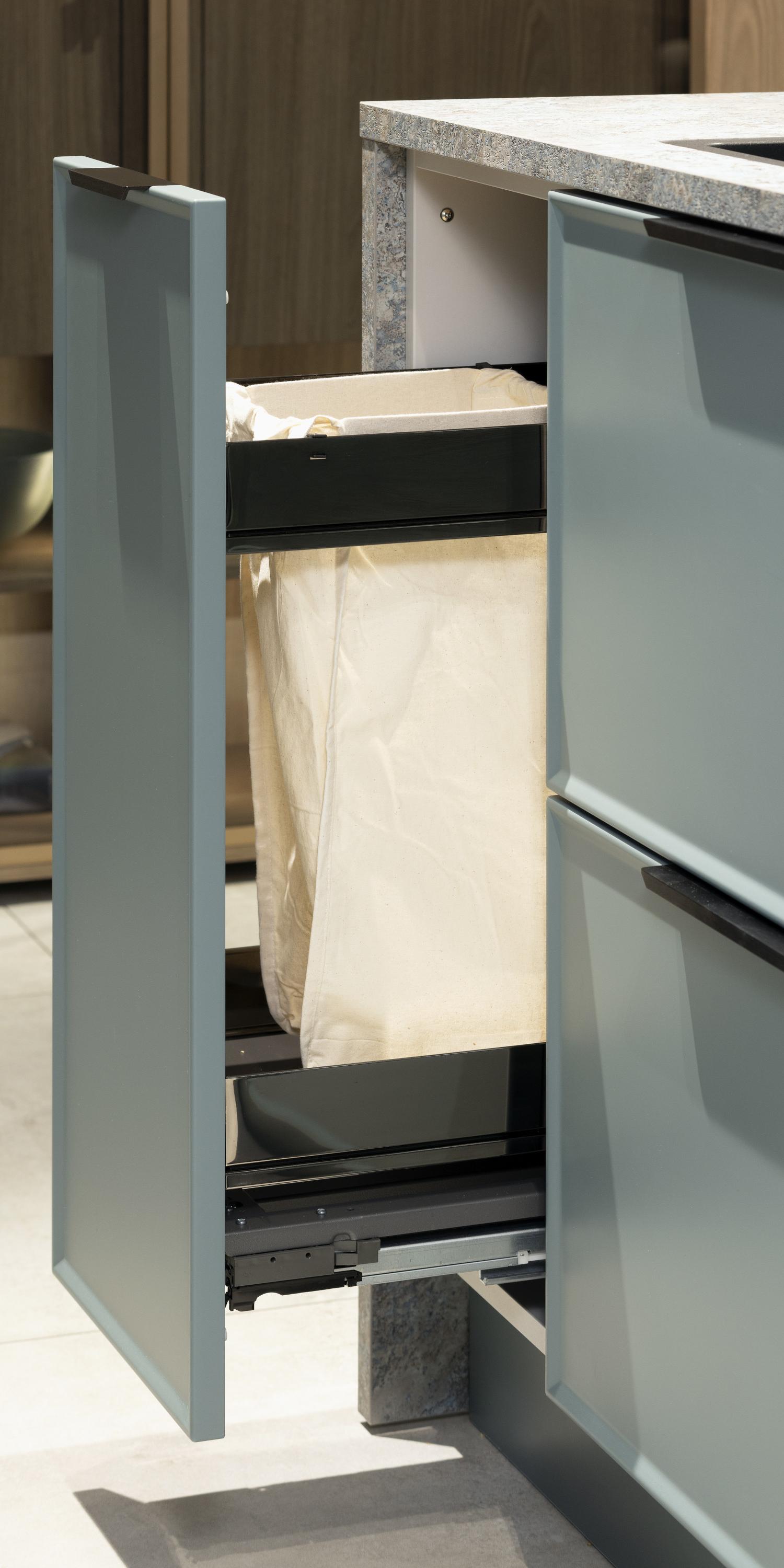 Ausziehbarer Mülleimer in einer modernen Küchenzeile.