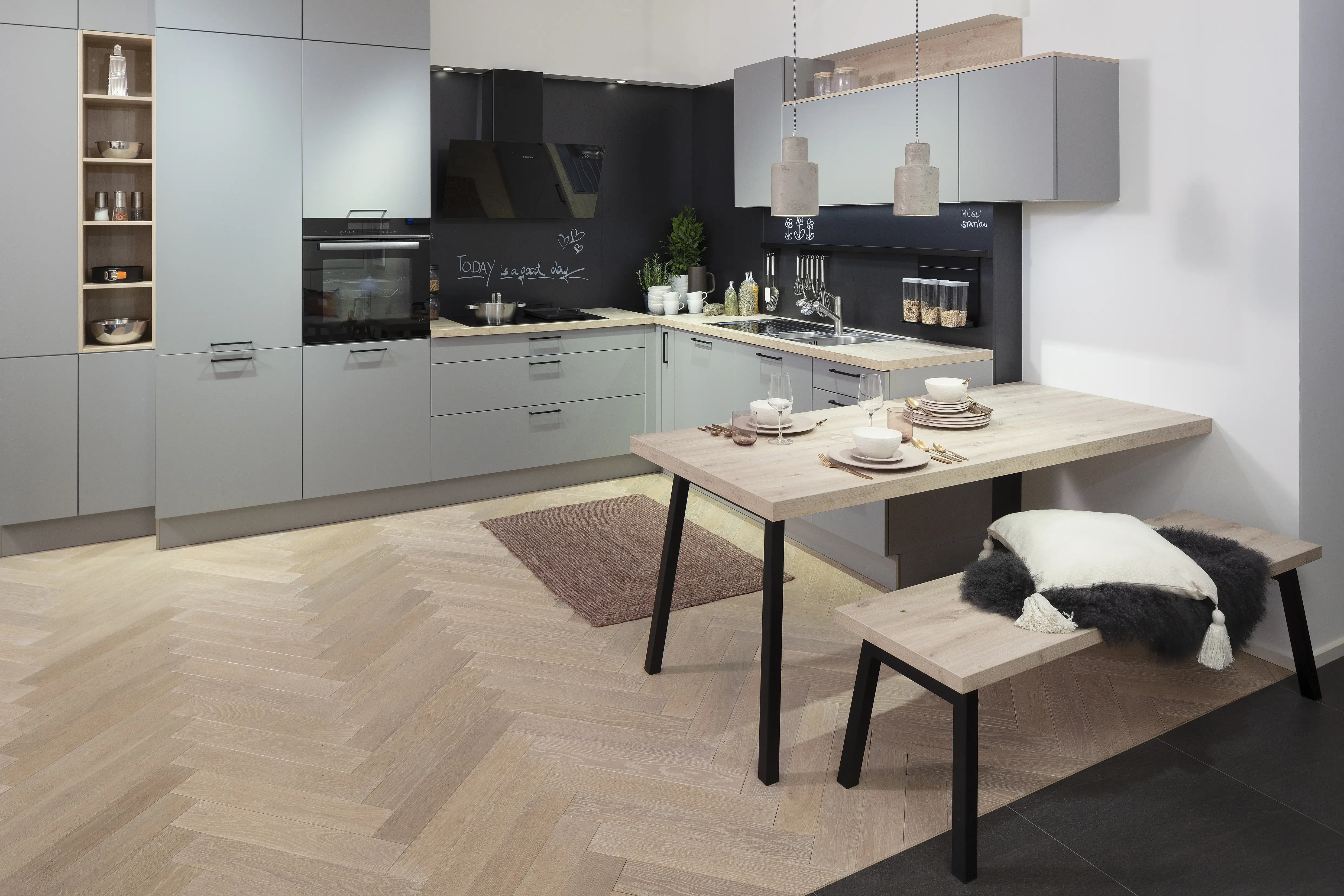 Häcker-Küche in Perlgrauem Lacklaminat mit Sommereiche-Dekor und Essbereich. 