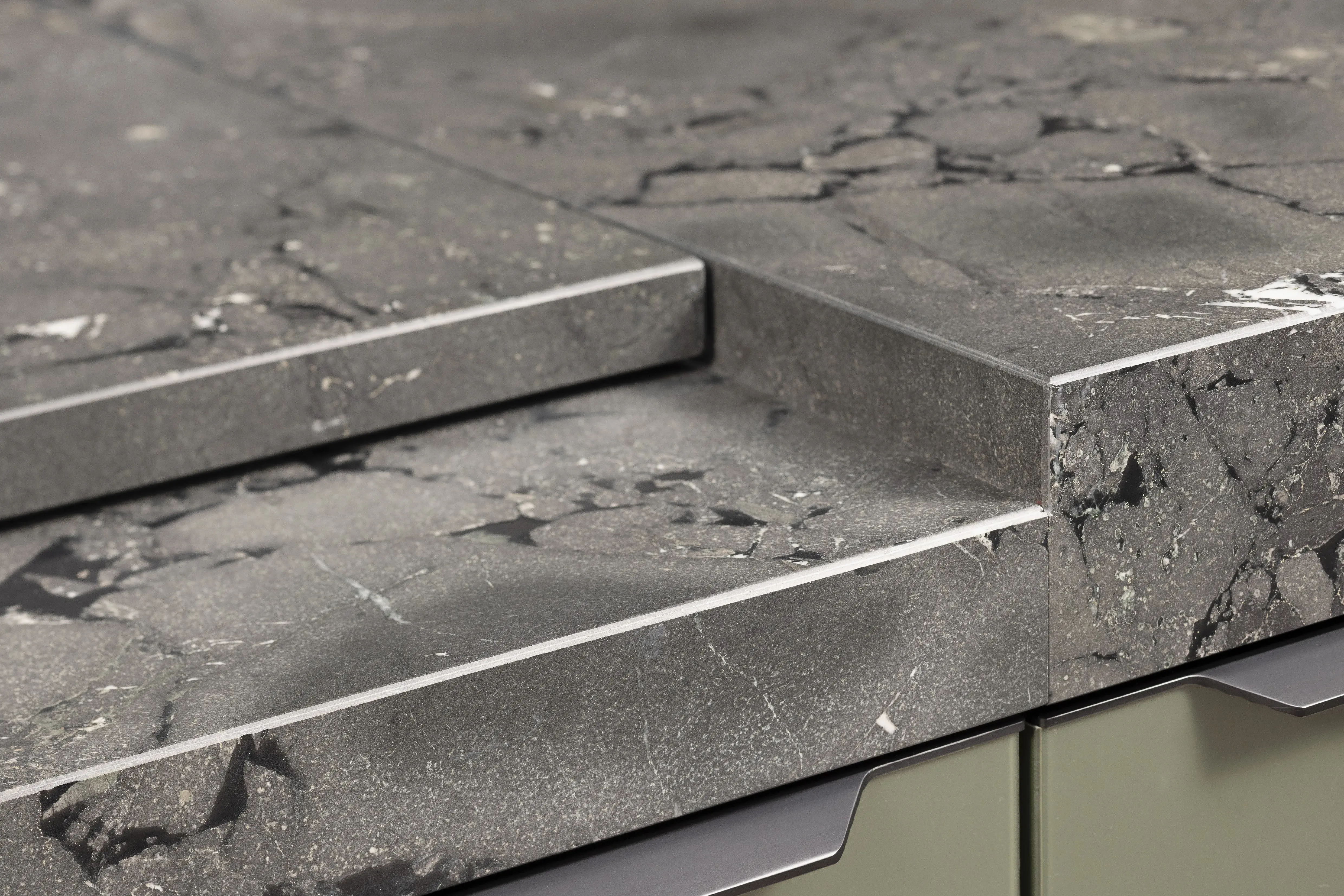 APL: Negresco satiniert (Granit) 25 mm + 50 mm Front: AV 5015 Olivgrün metallic Polymerglas ((PUResist, PURemission) Korpus: 2085 Designkorpus Feineiche-natur Griff: M755 Schwarz Geräte: Bosch Armatur: Blaupunkt Spüle: Blaupunkt  Features: Rolloschrank, Polymerglasoberfläche, APL verschiebbar über Kochfeld, 120 cm Planung, wandhängend (schwebend)