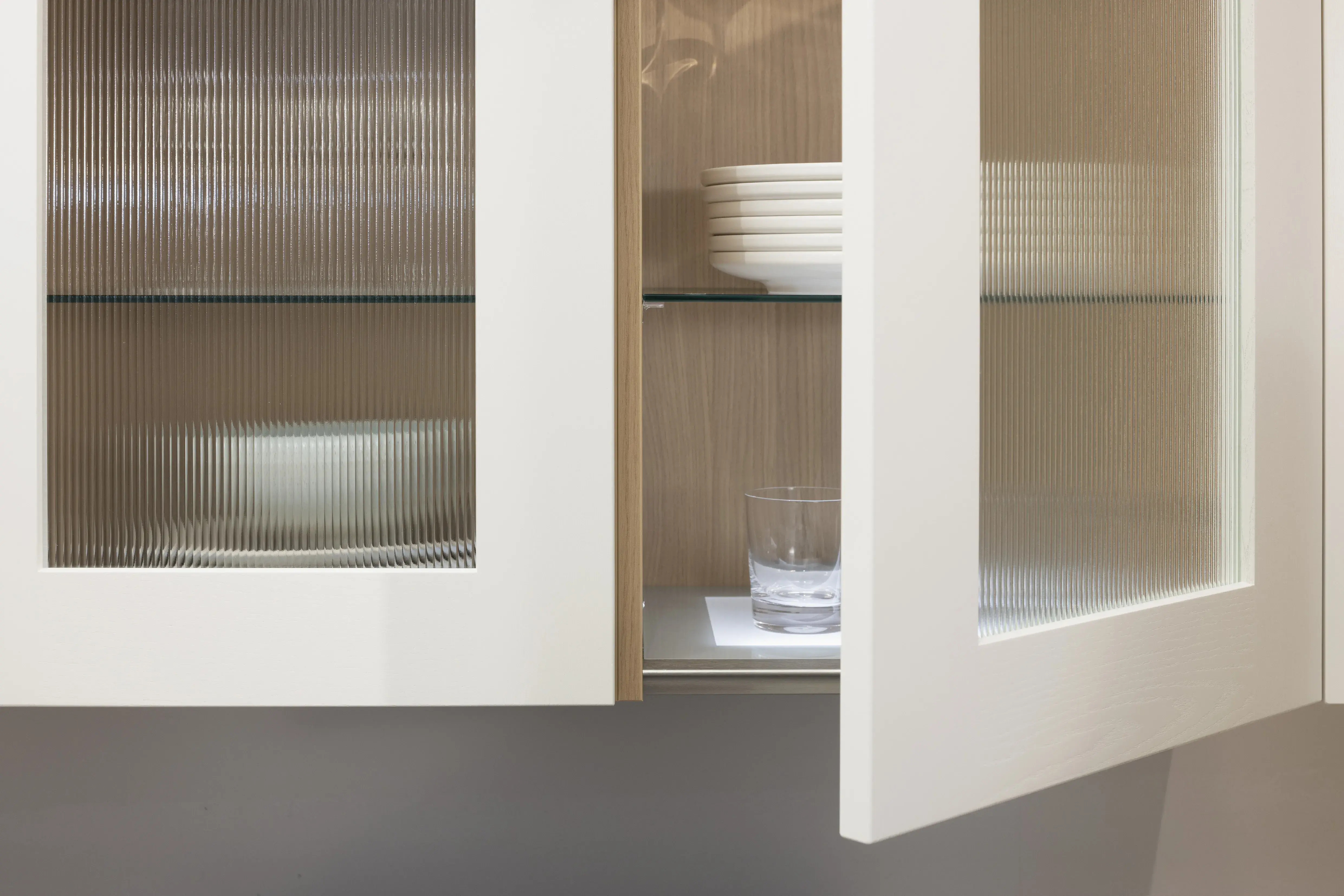 APL: 15 Kalkstein Repro 25 mm Front: AV 6055 Weiß Echtholz lackiert,  Front 2: AV 6082 Wildeiche-natur Korpus: 2085 Designkorpus Feineiche-natur Griff: 515 Metall Bronze-dunkel Geräte: Bosch  Armatur: Quooker Spüle: Systemceram   Features: Landhausküche modern, Echtholz RAL und NCS lackierbar, Riffelglasvitrine, Beleuchtung, schwebender Block, Echtholzfurnier lackiert kombiniert mit Echtholzfurnier, Fliesen, Korpus Echtholz Feineiche Natur, Griffe in Bronze. 